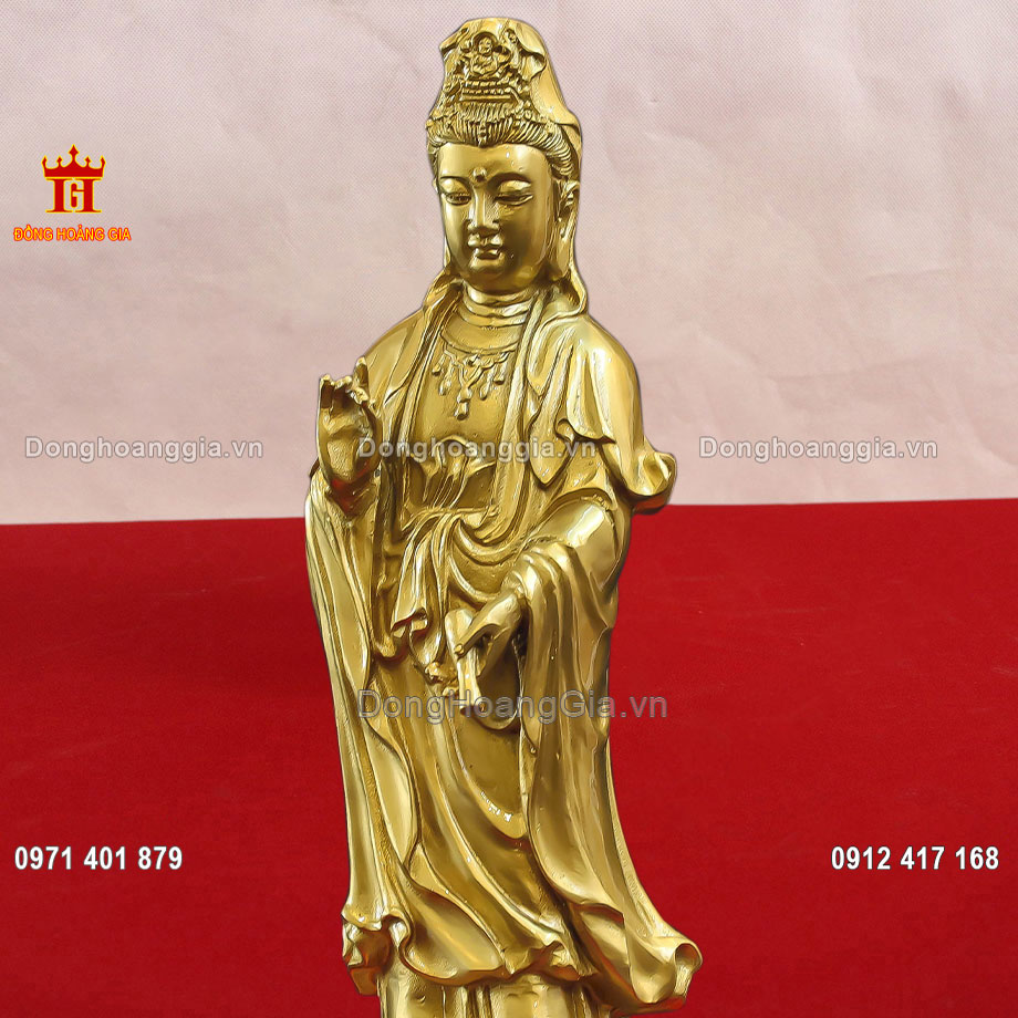 Từng đường nét trên pho tượng được nghệ nhân chế tác tỉ mỉ và tinh xảo